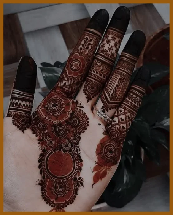 Thick Swirl Base In Royal Front Hand Mehndi Design
